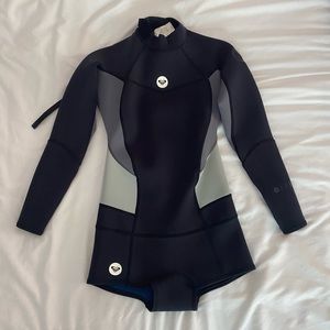 Roxy Wetsuit - Long sleeve back zip shorty style